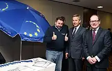 Der Europaschirm bei einer Veranstaltung der Raiffeisen Landesbank OÖ. V.&nbsp;l.&nbsp;n.&nbsp;r.: Karl-Heinz Wanker (WKÖ), Staatssekretär Reinhold Lopatka, Moderator Gerald Groß