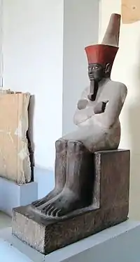 Schwarze Sitzstatue des Mentuhotep II. mit der Roten Krone Unterägyptens, bemalter Sandstein, Ägyptisches Museum, Kairo (JE 36195)