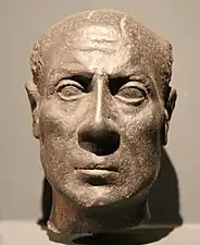 Kopf der Statue eines Mannes