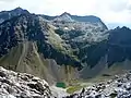 Oberstes Schanfigg vom Parpaner Weisshorn gesehen: Aroser, Mittler und Parpaner Rothorn (von links). Mittig das Totälpli, umrahmt von Älplihorn (links), Totseeli und Felsengalerie zum Gredigs Fürggli