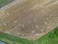 Helle kreisförmige Flächen zeigen die Lage der ehemaligen Grubenhäuser an
