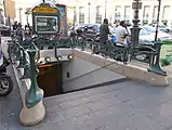 Die nördlichen Eingänge an der Place Napoléon III dienen heute dem Bahnhof der Linie&nbsp;4