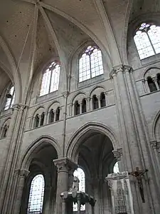 Wandaufbau im Langhaus drei­zonig (ohne Em­po­re)