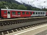 Modernisierter Wendezugwagen 21-73 103-0 in aufgefrischter Lackierung und der neuen ÖBB-Wortmarke.