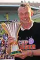Trainer Karl Daxbacher mit dem Pokal
