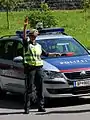 Polizistin mit Verkehrsdienstüberwurf