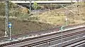 ETCS-Halttafeln in großer (links) und kleiner Bau­form (rechts)