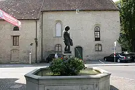 Brunnen mit einem Fischerbub Gabelung Christoph-/Klosterstraße (vor der Kapuzinerkirche, September 2010)