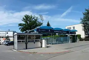 Der Haupteingang des Fotbalový stadion Střelecký ostrov (Juli 2015)