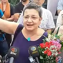 Foto einer Frau mit Blumenstrauß