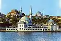 Die Şemsi-Pascha-Moschee vom Bosporus aus gesehen
