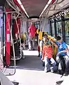 Innen­an­sicht mit Ver­bin­dungs­gang zwi­schen den Wa­gen­käs­ten