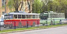 Im ukrainischen Luhansk dient ein Škoda 9Tr als Schleppfahrzeug