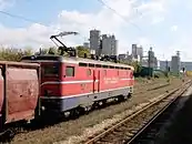 Güterzug mit Lok ŽFBH 441-307 vor der Zementfabrik Kakanj.