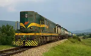 661 155 der Železnice Srbije (ŽS) vor einem Güterzug bei Dimitrovgrad