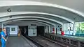 Überdachter Teil des Bahnsteigs mit Tunneleinfahrt