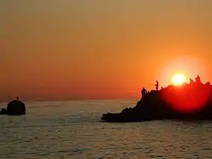 Sonnenuntergang am östlichen Pier der Kamyschowaja-Bucht