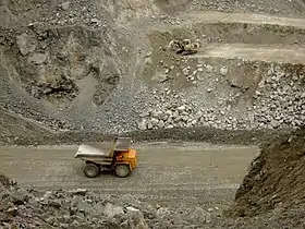 Erztransport mit Muldenkipper