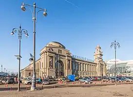 Blick auf die Frontseite des Bahnhofsgebäudes