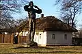 Denkmal für Oleksandr Dowschenko vor dessen Museum