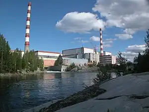 Auslaufkanal der Reaktorgebäude der Blöcke 1 und 2 (links) und Blöcke 3 und 4 (rechts)