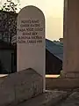 Die Grabplatte mit der Inschrift