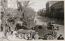 Aufstellung eines Oberleitungsmastes mit Autokran auf Basis eines ZIS-6-Lkw in Odessa, 1941