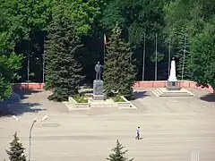 Zentralplatz mit Lenindenkmal und Kriegsmahnmal