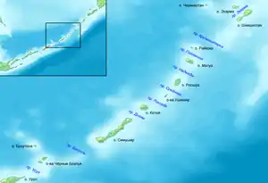 Karte der mittleren Kurilen mit russ. Bezeichnungen. In der Bildmitte liegt die langgestreckte Insel Simuschir. Südlich davon verläuft die Boussole-Straße.