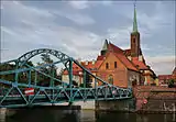 Blick auf die Dombrücke in Richtung Dominsel mit der St.-Peter-und-Paul-Kirche und der Kreuzkirche im Hintergrund