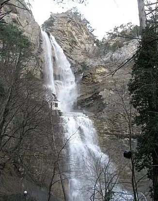Der Utschan-Su-Wasserfall.
In der Mitte ist die Adler-Skulptur zu sehen.