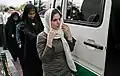 Eine Frau wird wegen ihres nicht korrekt sitzenden Kopftuches festgenommen
