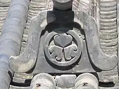 Onigawara an der Burg Nijō mit einer dreiblättrigen Malve als Mon (Familienwappen)