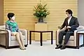 Yuriko Koike (mit Premierminister Shinzō Abe am Tag nach der Wahl)