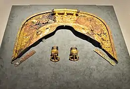 Sattelverzierung aus Goldbronze (hinterer Sattelbogen)