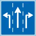 Vorgeschriebene Fahrtrichtungen in den jeweiligen Spuren