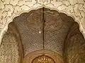 Ornamentik im Raum vor der Mihrab-Nische