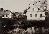 Links Behelfsheim, entstanden im Zweiten Weltkrieg für Kriegsflüchtlinge; rechts Haus Nr.&nbsp;51 (ca.&nbsp;1965)