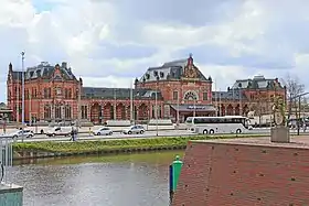 Bahnhofsgebäude mit Haupteingang (2016)