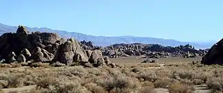 Die Alabama Hills, die sich in Richtung Owens Valley erstrecken