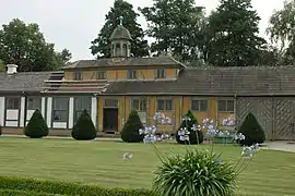 Rechter Seitenflügel