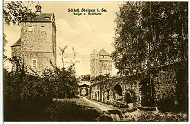 Blick vom 4. Burghof zum Seigerturm (links) und zum Johannis/Coselturm (rechts) (1902)