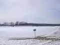 Blick vom Südufer nach Norden, mit Gefahrenhinweis „Achtung Steilstrand“, März 2005