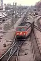 Ein Güterzug mit einer ÖBB 1042, rechts der Abzweig der Marchegger Osrbahn (1977)