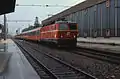 ÖBB 1044 mit alten Eurofima-Wagen in C1-Lackierung im Sankt Pöltener Hauptbahnhof, August 1988