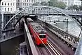 Am 8. August 1978 fährt die Stadtbahn noch unter Oberleitung über die Zollamtsbrücke, die mit gelben Kunststoffabdeckungen versehenen Stromschienen sind bereits für die eine Woche später folgende Aufnahme des U-Bahn-Betriebs fertiggestellt