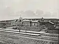 Der Bahnhof Atschinsk in den Jahren 1899 …