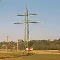 Endmast der Anlage 0704 beim Umspannwerk Nehren. Alle Leiterseile sind über die Mastkonstruktion geerdet.