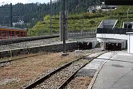 Prellböcke am westlichen Bahnhofskopf vor dem Umbau, mittig das in den Hang führende Ausziehgleis (nicht realisierte Strecke Richtung Maloja), 2009