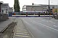 Vierschienengleis in der Kirschenallee und ST&nbsp;13 (türlose Seite) in der Bismarckstraße